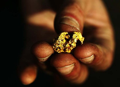 gold-nugget-hand